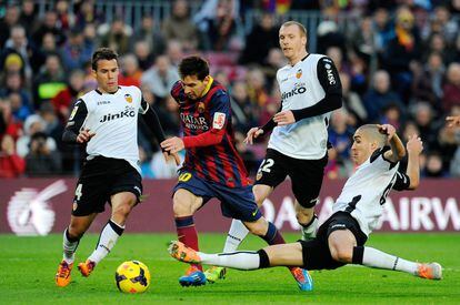 Messi rodeado de rivales