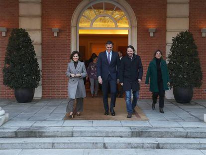 El presidente del Gobierno, Pedro Sánchez, con Carmen Calvo, Pablo Iglesias y Teresa Ribera. 