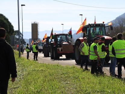 La protesta del campo este martes en la entrada por autovía a Reinosa y Colindres (Cantabria).