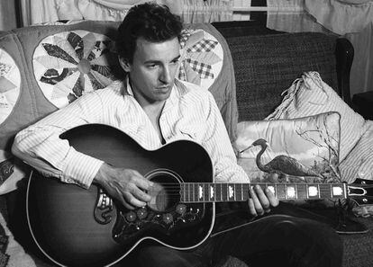 Bruce Springsteen sostiene una guitarra en la casa ranchera de Colt’s Neck, en Nueva Jersey, en 1982.