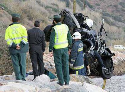 Labores de rescate del vehículo hallado bajo el mar con dos hombres muertos en su interior en Granada.