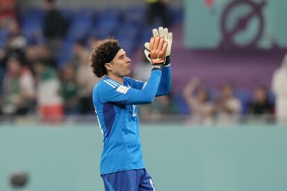 Guillermo Ochoa, portero de México, tras el partido con Polonia.