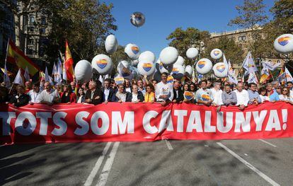 Cabecera de la manifestación con la leyenda "Tots som Catalunya!".