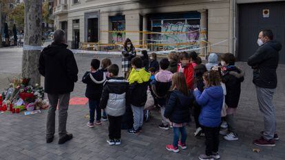 Alumnos de un colegio cercano que jugaban con frecuencia con los niños fallecidos durante un minuto de silencio, en Barcelona.