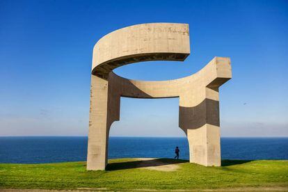 La escultura de Eduardo Chillida 'Elogio del horizonte', en el cerro de Santa Bárbara.