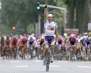 Richard Virenque entra vencedor en Tours.