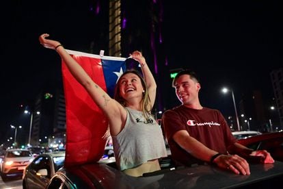 Un par de jóvenes celebran el triunfo del rechazo en Chile.