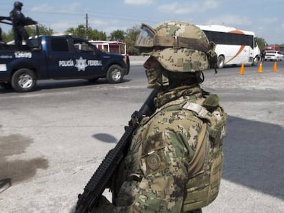 Varios policías federales patrullando una calle al norte de México.