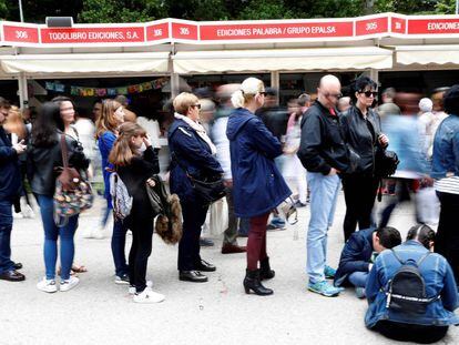 Cola el último domingo de la Feria en una firma de ejemplares.