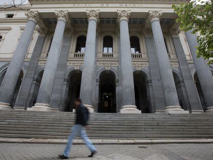Fachada del edificio de la Bolsa de Madrid.