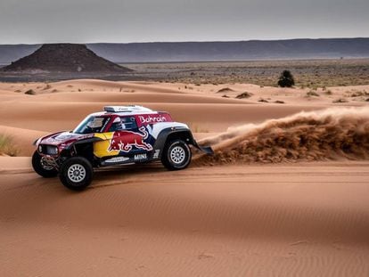 El Mini de Carlos Sainz rodando por el desierto africano.
