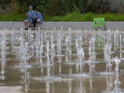 Surtidores de la instalación en la que se ha producido el brote, en Barcelona.