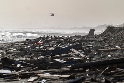 Escombros arrastrados por el mar en una playa cerca de Cutro, en el sur de Italia, este lunes.
