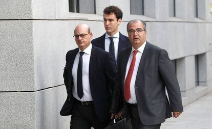 El expresidente del Banco Popular Ángel Ron (derecha), a su llegada el martes a la Audiencia Nacional.