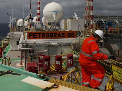 Un trabajador en una plataforma de Petrobras.