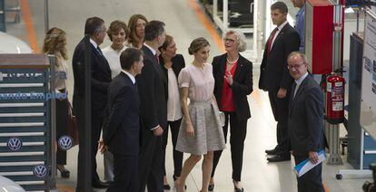 Los reyes Felipe y Letizia, a su llegada a la planta navarra de Volkswagen 