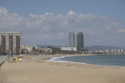 La playa de la Barceloneta, con el cielo limpio.