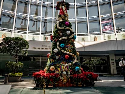 El árbol de Navidad del Senado decorado con una serpiente que representa a Quetzalcóatl.