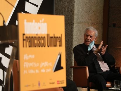 El escritor Mario Vargas Llosa charlando con el periodista, Juan Cruz, tras recibir el premio Francisco Umbral por su novela 'Tiempos Recios'