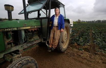 El agricultor Antonio Aguilera, en su tractor el pasado jueves en Ruecas (Badajoz).