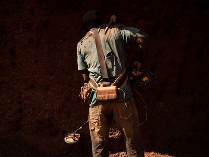 Omar usa un detector para buscar metal en la mina de oro de Karakaene, el 1 de febrero de 2023, que tiene uno de los sitios de extracción de oro artesanal más grandes del sureste de Senegal, cerca de la frontera con Malí.