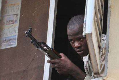 Un soldado maliense hace guardia en una rueda de prensa de los golpistas.