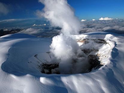 Actividad actual del volcán Nevado del Ruiz, cerca a Manizales (Colombia).