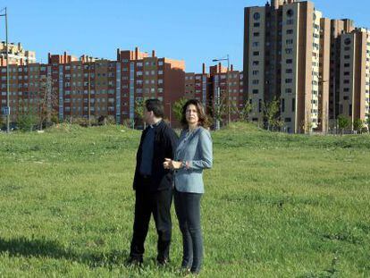 Lucía Figar, con el párroco Modesto Álvarez en el solar de Parla.