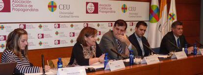 La n&uacute;mero dos del PPCV, Isabel Bonig, en el centro, junto a la dirigente de Podemos, &Aacute;ngela Ballester, en un debate del CEU San Pablo sobre regeneraci&oacute;n democr&aacute;tica.
