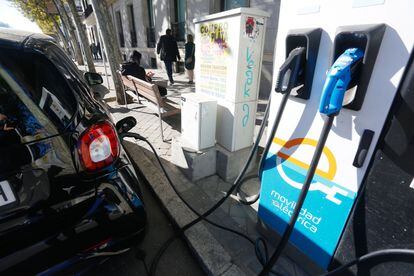 Un conductor carga su coche en un punto de recarga para vehículos eléctricos en el centro de Madrid, este miércoles.
