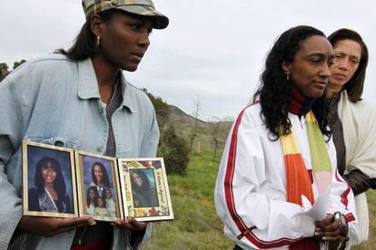 Una amiga sostiene imágenes de Mitrice Richardson, junto a la madre de esta, Latice Sutton, en una rueda de prensa en 2010.