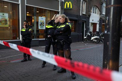 Policías en la zona acordonada en Ámsterdam donde ha recibido los disparos el periodista Peter R. de Vries en la tarde del martes