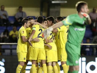 Los jugadores del Villarreal celebran el gol de Cani.