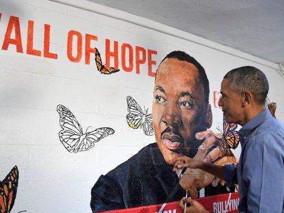 Obama pinta un mural de King este martes en Washington.