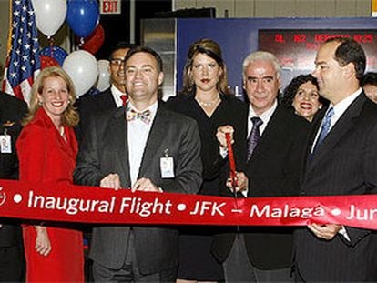 Los responsables de la compañía Delta Air Lines y el consejero de Turismo, Comercio y Deporte de la Junta, Luciano Alonso (4ºd), durante el acto de inauguración.