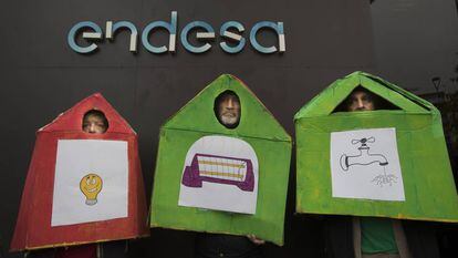 Protesta contra la pobreza energética en la sede de Endesa, el año pasado.