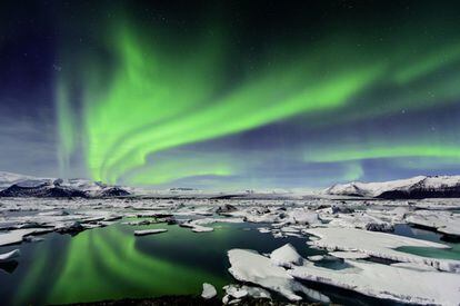 Sus bailes en el cielo nocturno fascinan al hombre desde tiempos inmemoriales. Las auroras boreales aparecen cuando los vientos solares chocan, cerca de los polos, con la magnetosfera de la Tierra. La energía se acumula hasta crear este efecto visual de luminiscencias. Los colores dependen del viento solar y de la presencia de gases como el oxígeno, el nitrógeno o el helio. En la imagen, una auroral boreal completamente verde se refleja en el lago glaciar de Jokulsarlon, en el parque nacional de Skaftafell, en Islandia.