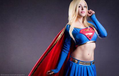 La 'cosplayer' Nadyasonika, disfrazada de Supergirl.
