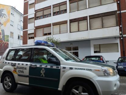 La Guardia Civil patrulla delante de una de las viviendas de las familias confinadas en Santoña.