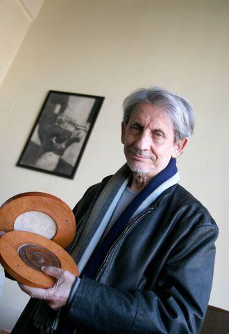 Martín Patino con la medalla de oro de la Academia del Cine.