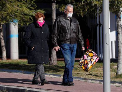 Una pareja de ancianos, a la salida del Hospital de Torrejón de Ardoz, en Madrid. / C. MOYA (EFE)