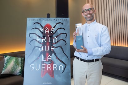 El escritor Fabián Plaza posa con el premio Minotauro de ciencia ficción y literatura fantástica por su novela 'Más fría que la guerra' durante el acto de entrega del premio en Barcelona este miércoles.