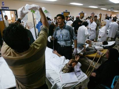 Decenas de iraquíes son asistidos en un hospital de Bagdad tras la explosión de un coche bomba en septiembre de 2015.