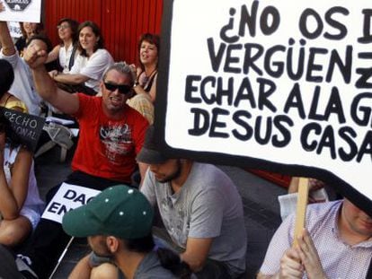 Protesta contra un desahucio en un barrio de Madrid. 