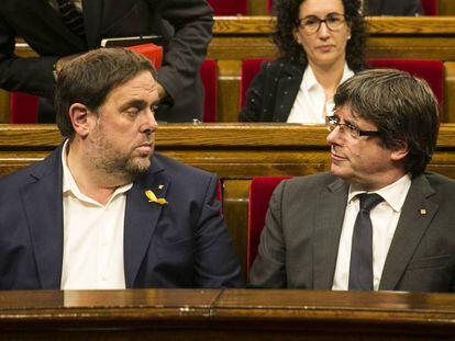 Oriol Junqueras (esq.) i Carles Puigdemont al Parlament, el 2017.