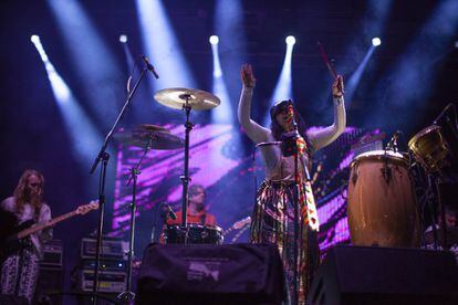 Hope Sandoval, vocalista de la banda estadounidense Mazzy Star, canta durante la penúltima presentación del Festival Nrmal.