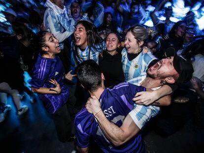 Aficionados argentinos durante la retransmisión de la final del Mundial en la discoteca Shoko, en Madrid.