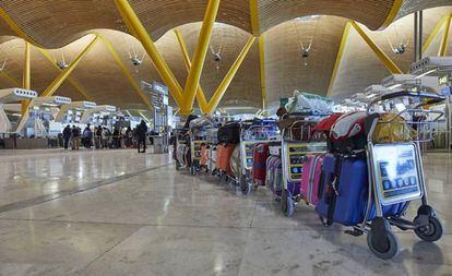 Una fila de maletas distribuidas en las instalaciones de la Terminal 4 del aeropuerto Madrid-Barajas Adolfo Suárez, en Madrid.