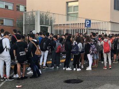 Los asistentes rechazan la actuación de dos maestros que cargaron contra el cuerpo en clases con niños que viven en el cuartel