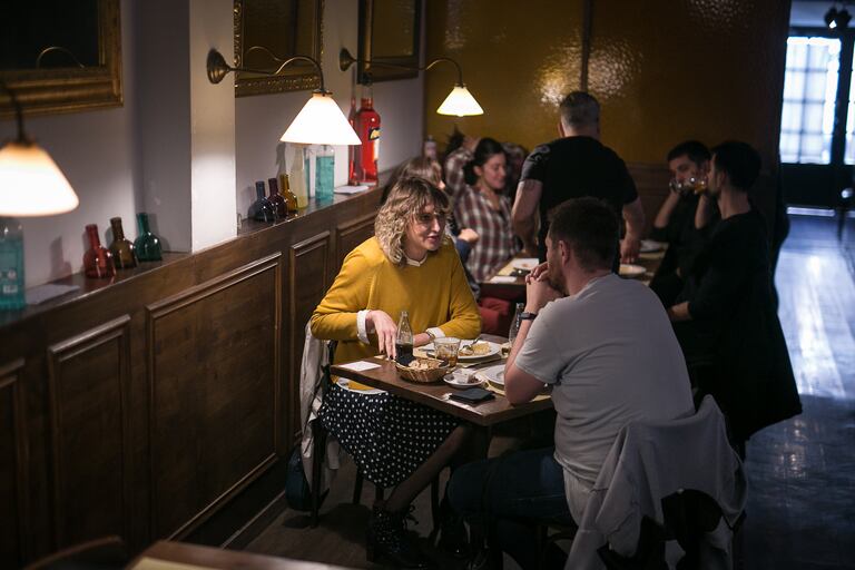 Interior de un restaurante en Barcelona antes del cierre decretado por la Generalitat.